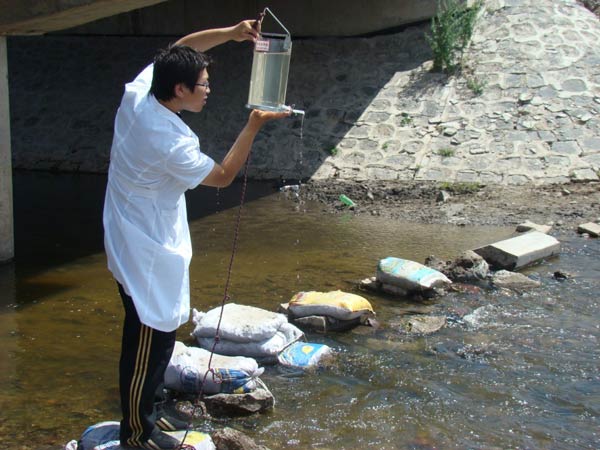 进行地下水监测时，怎样确定采样时间和采样频率？